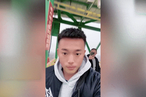 Nguoi dan ong giu khuon mat lanh lung khi nhay bungee hinh anh