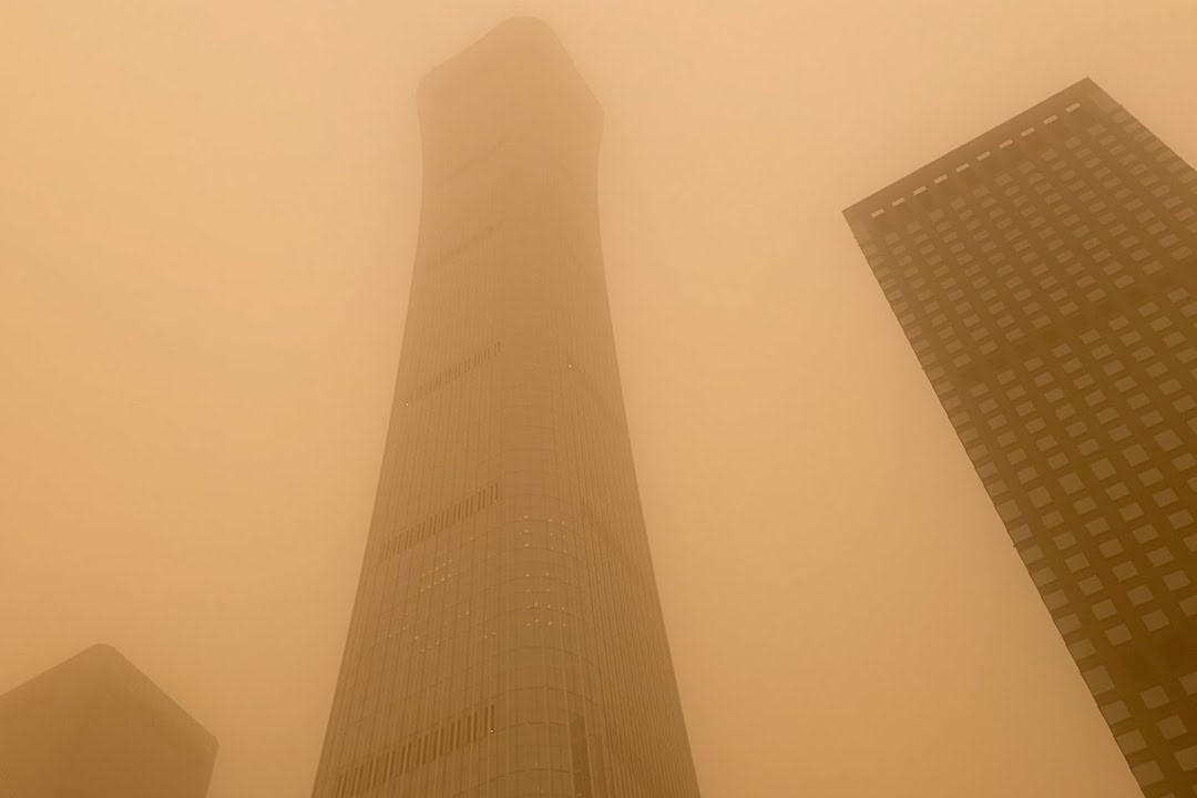 Bau troi o Bac Kinh chuyen vang khi bao cat quet qua hinh anh