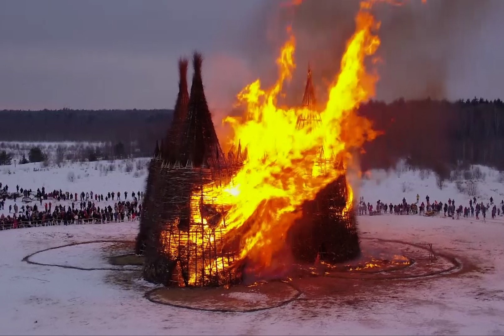 Nguoi Nga dot lau dai co khong lo de tien biet mua dong hinh anh