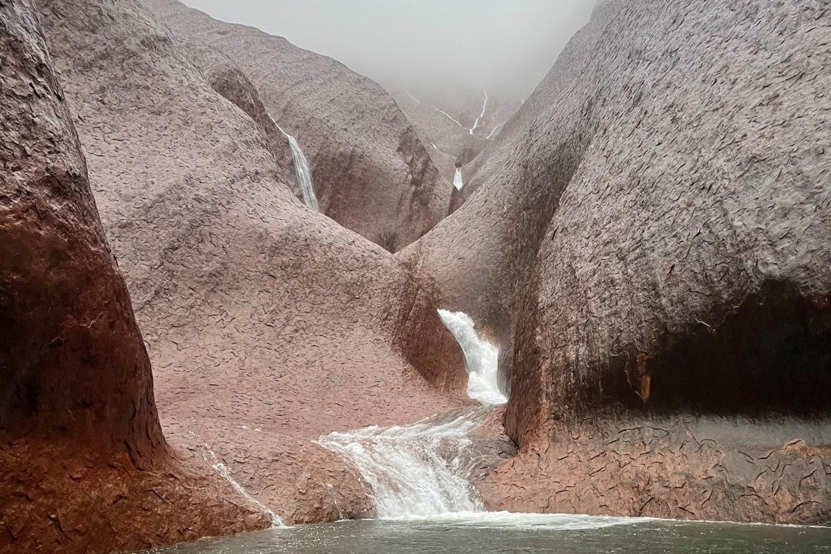 Mua lon tao nen canh hiem gap tren nui thieng Uluru hinh anh