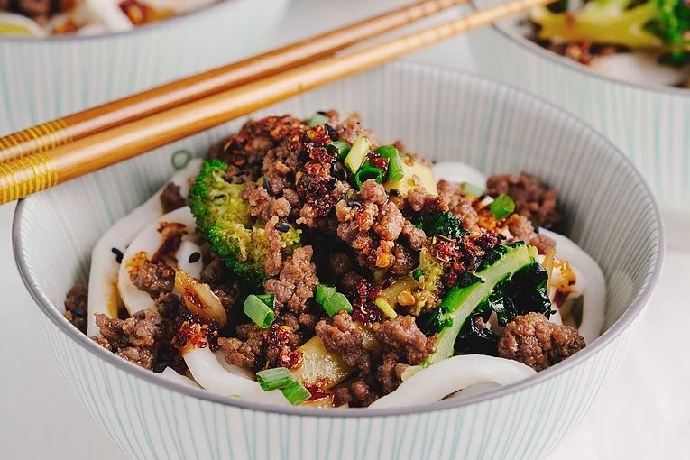 Cong thuc lam mi tron thit bo, bong cai xanh hinh anh