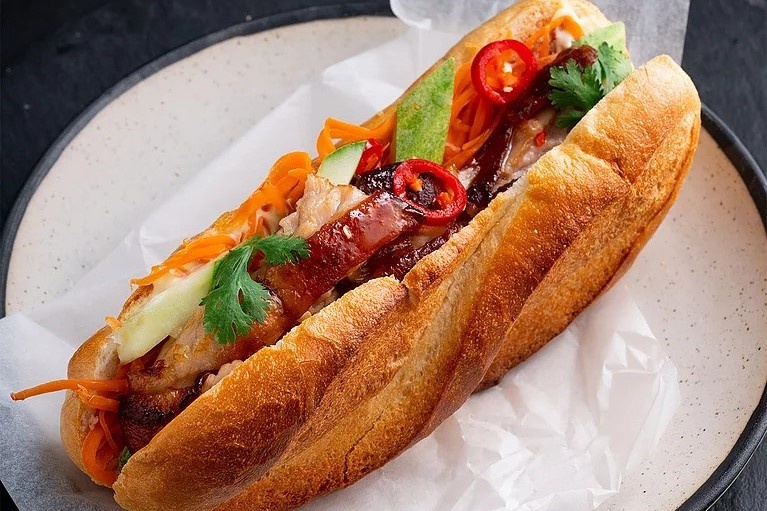 Tro tai lam banh mi thit nuong cho bua sang hinh anh