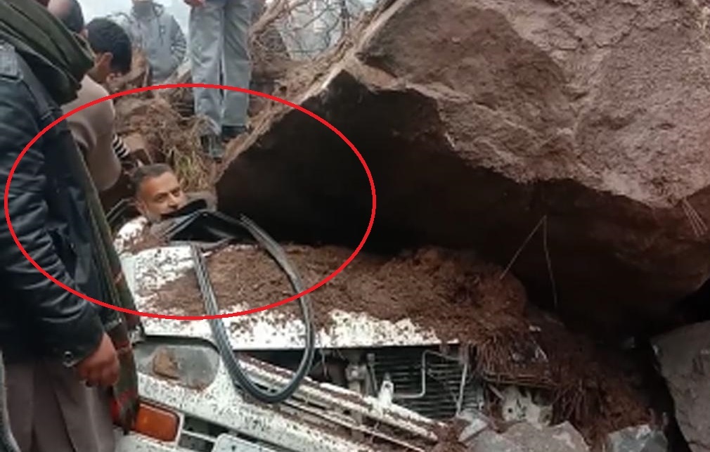 Tai xe thoat chet than ky khi xe bi tran lo dat de nat hinh anh