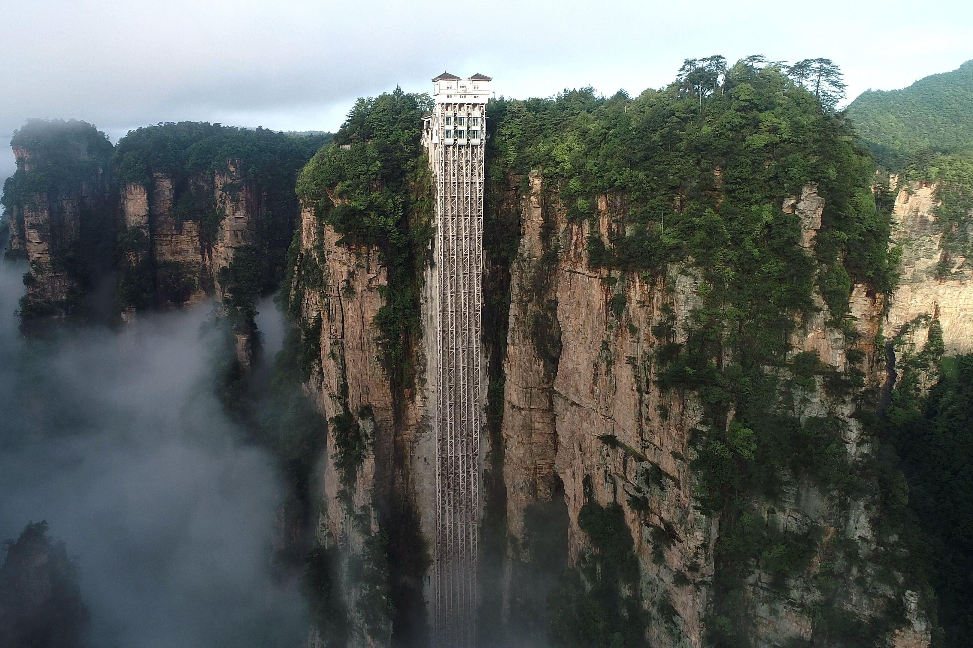 Cach Trung Quoc xay thang may ngoai troi cao nhat the gioi bang tay hinh anh