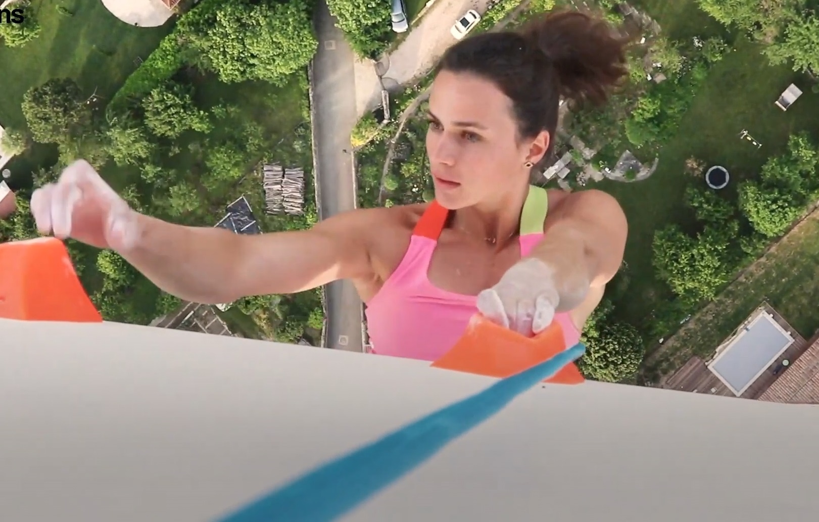 Bieu dien leo nui mao hiem tren khinh khi cau hinh anh