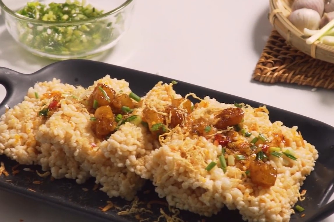 Meo lam com chay nuoc mam toi ot gion rum hinh anh