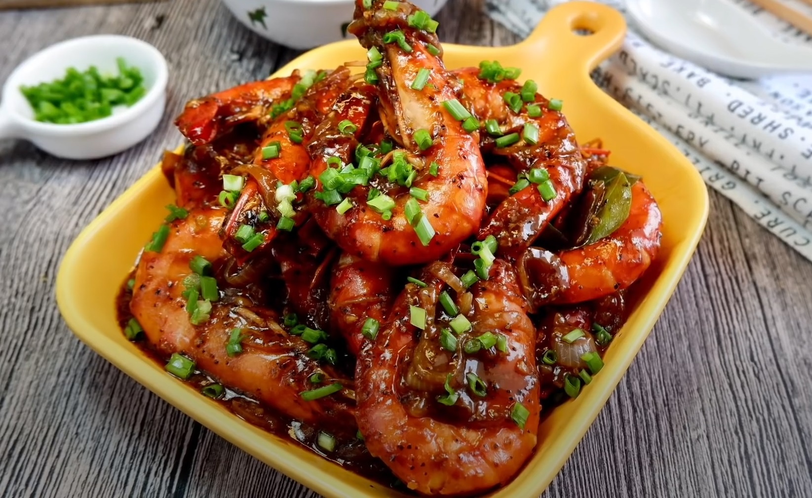 Lam tom sot tieu den theo cong thuc dau bep chuyen nghiep hinh anh