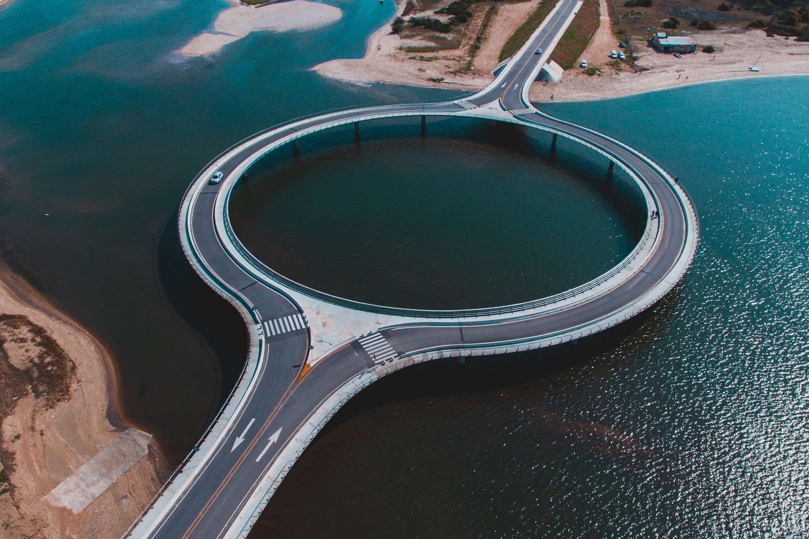 Cau vuot bien hinh tron noi tieng o Uruguay hinh anh