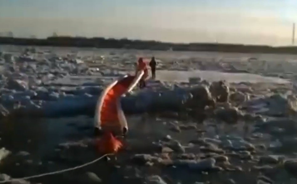 Giai cuu nguoi phu nu mac ket tren tang bang troi hinh anh