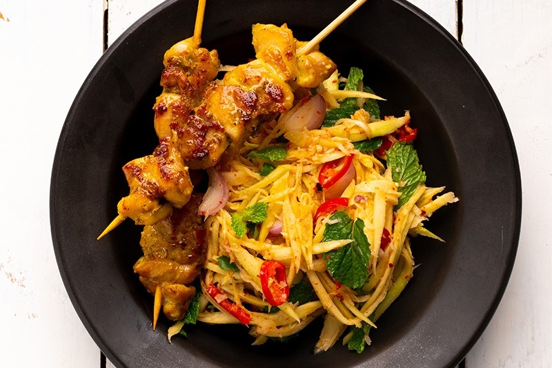 Cach lam salad ga xoai xanh kieu Thai hinh anh