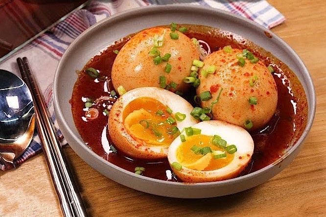 Cach lam trung luoc ngam sot ga cay ngon com hinh anh