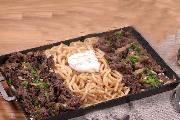 Cach lam chao mi xao bo co lon cho bua tiec tai gia hinh anh