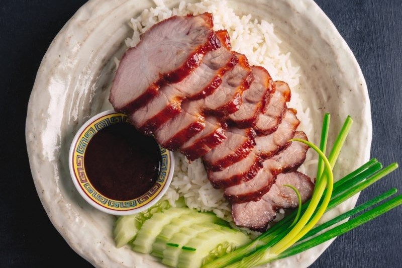 Cach lam com thit xa xiu dep mau chuan vi hinh anh