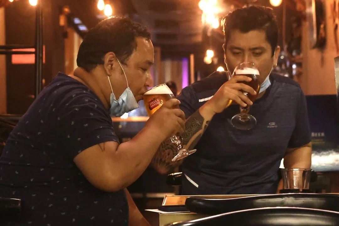 Nguoi dan Hong Kong muon di bar phai tiem vaccine Covid-19 hinh anh