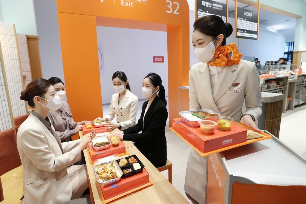 Hang hang khong Han Quoc ban suat an may bay tren dat lien hinh anh