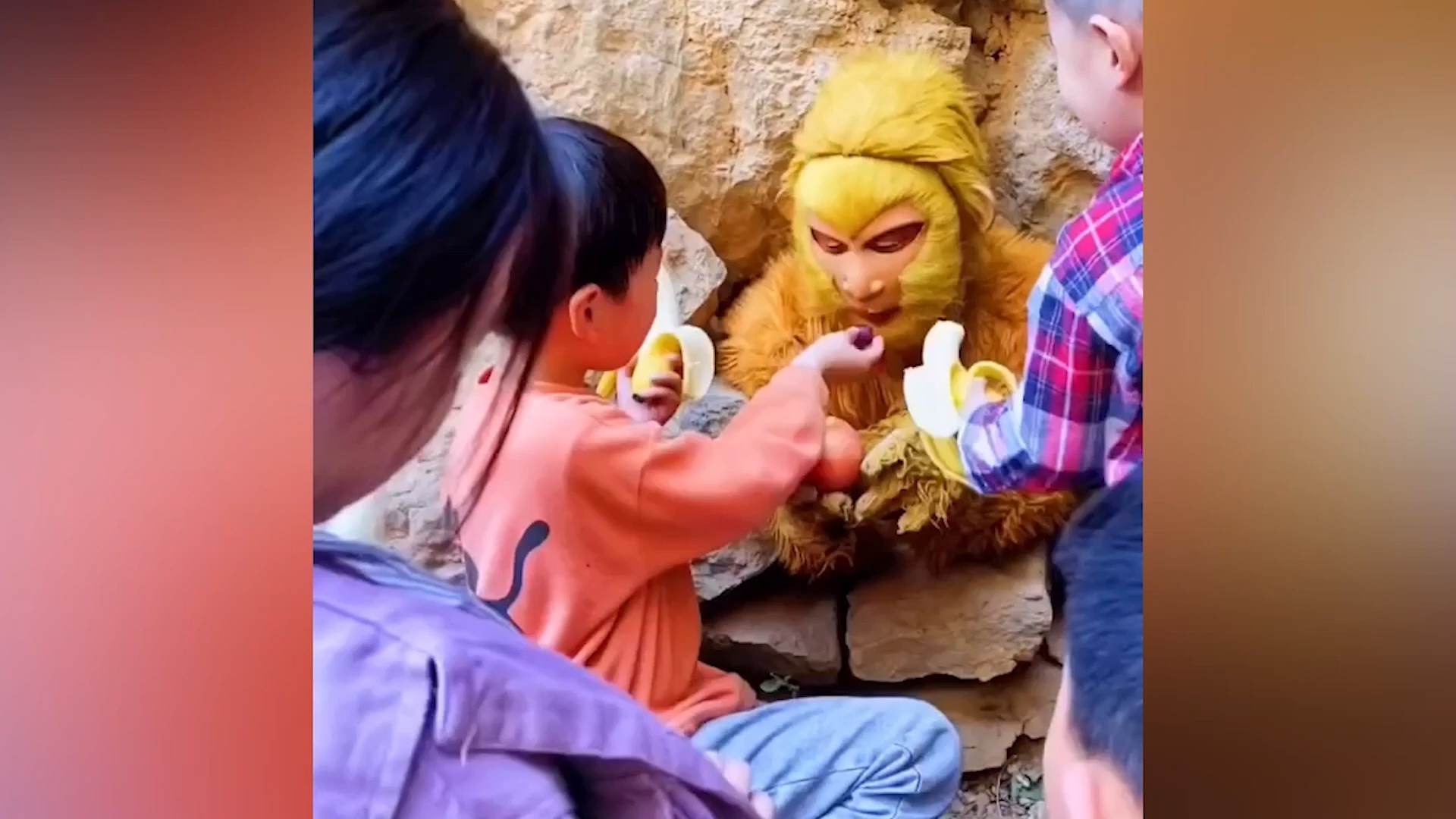 'Ton Ngo Khong' bi giam duoi chan nui doi du khach cho an hinh anh