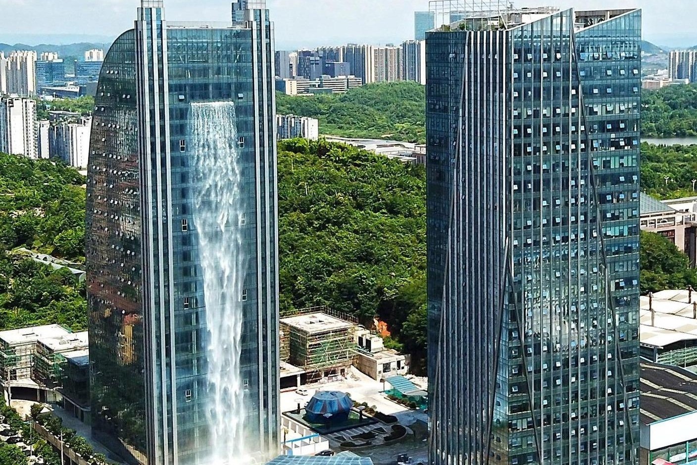 Thac nuoc nhan tao tren toa nha cao 107 m hinh anh