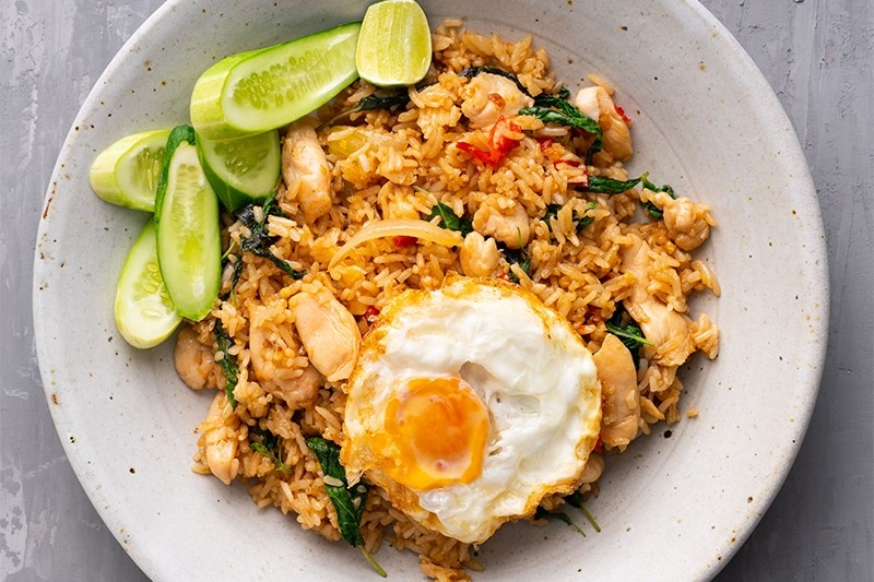 Hoc lam com chien ga kieu Thai moi la hinh anh