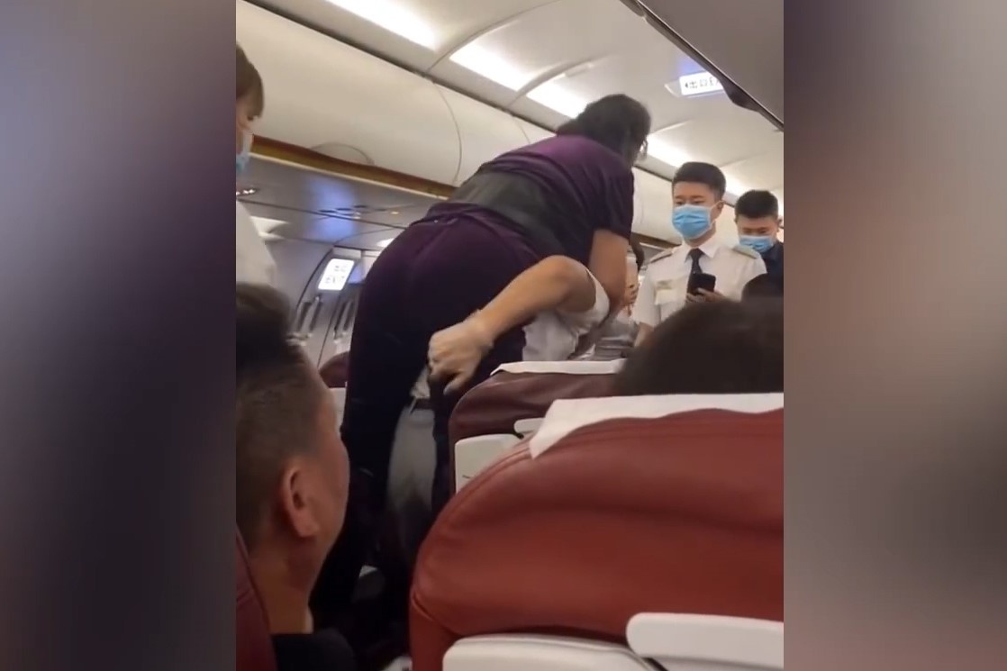 Hanh khach noi gian, yeu cau tiep vien cong xuong may bay hinh anh