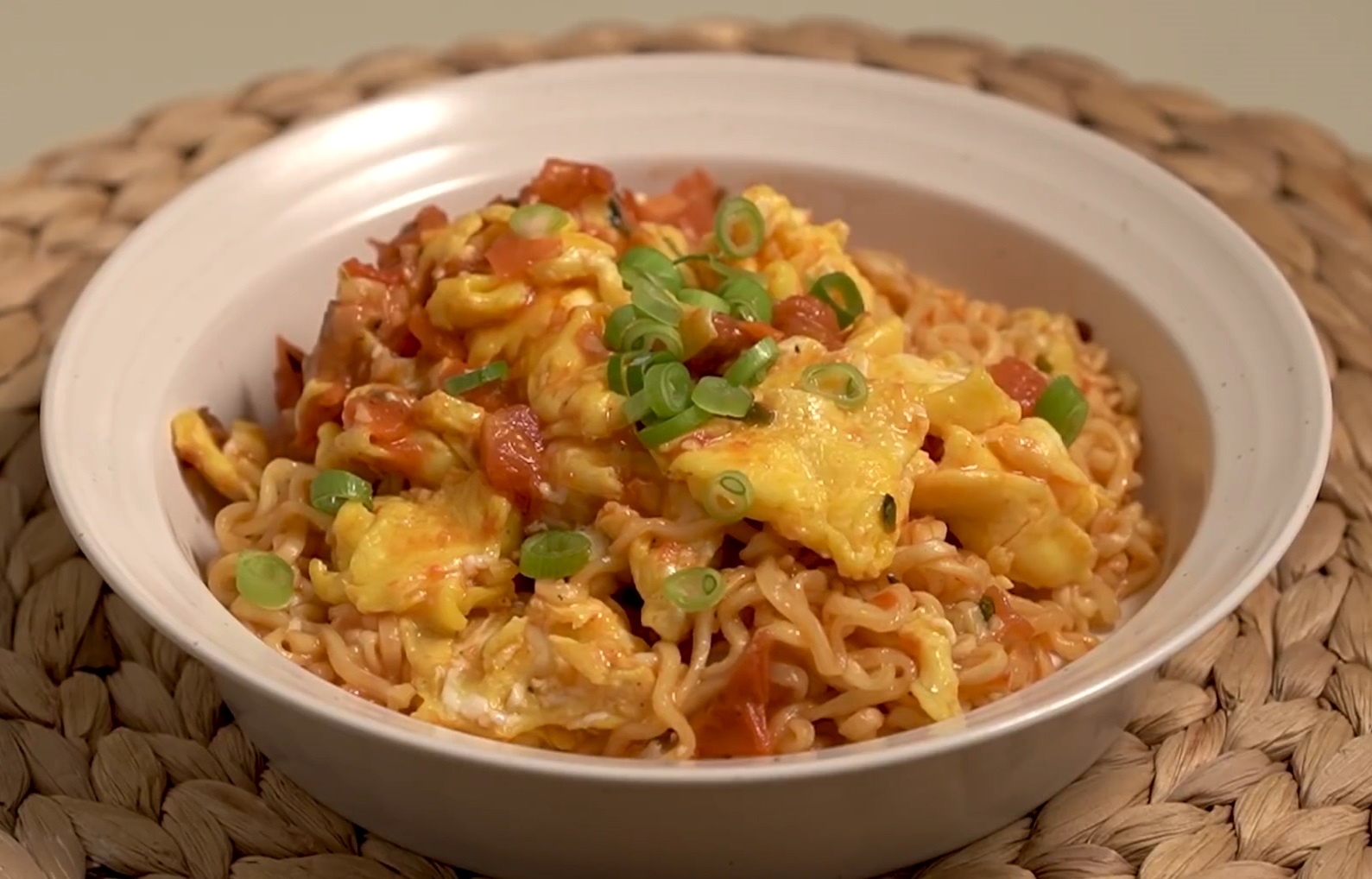 Tu lam mi ramen sot ca chua trung ngon la hinh anh