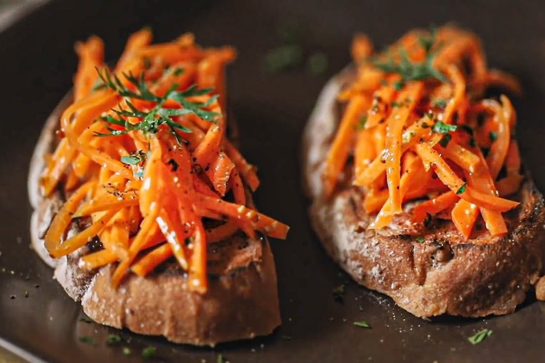 Banh mi ca rot muoi moi la cho bua sang hinh anh