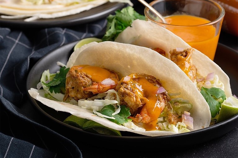 Cach lam banh taco tom sot ot cay don gian hinh anh