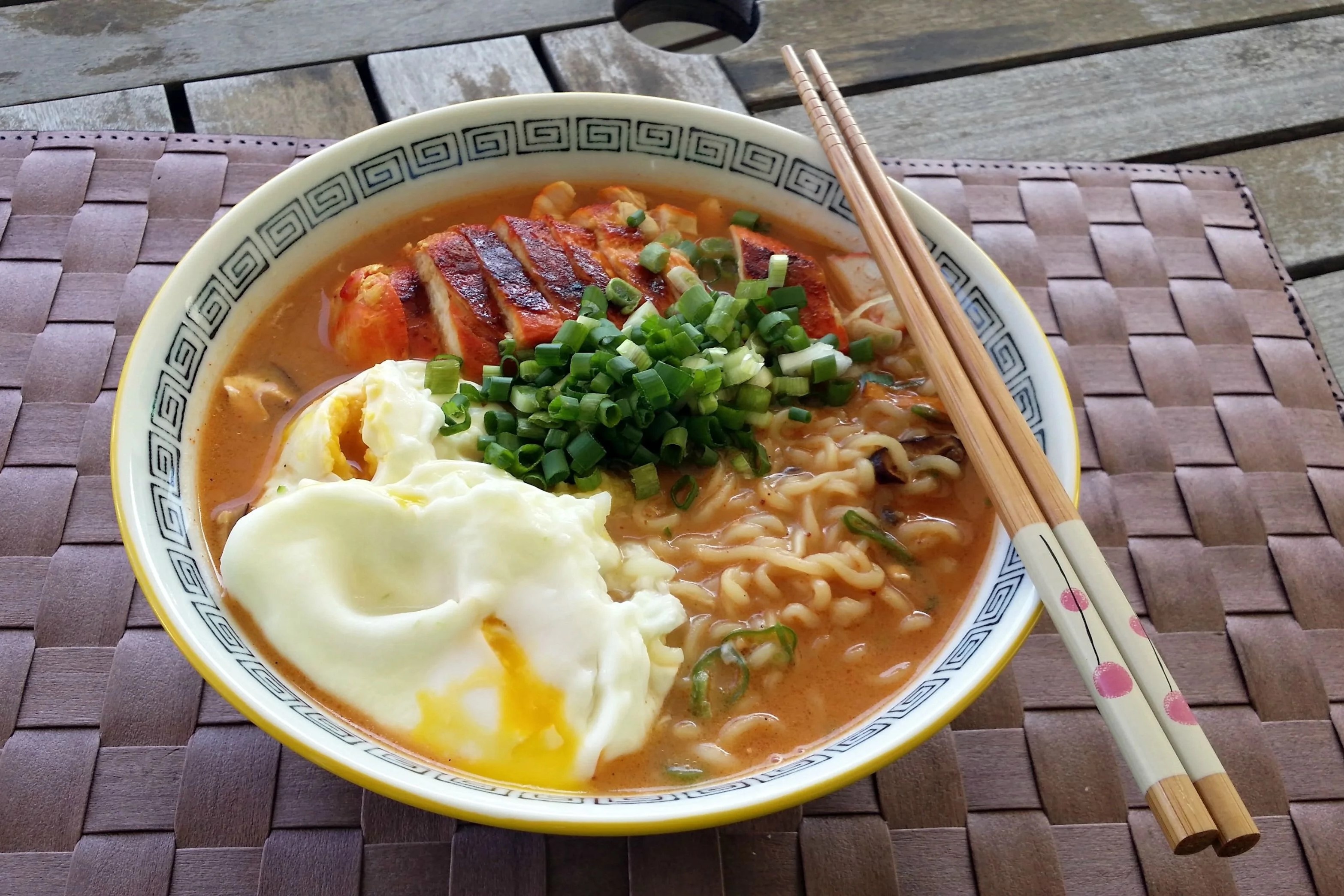 Mi an lien nau trung va ca chua ngay mua gio hinh anh