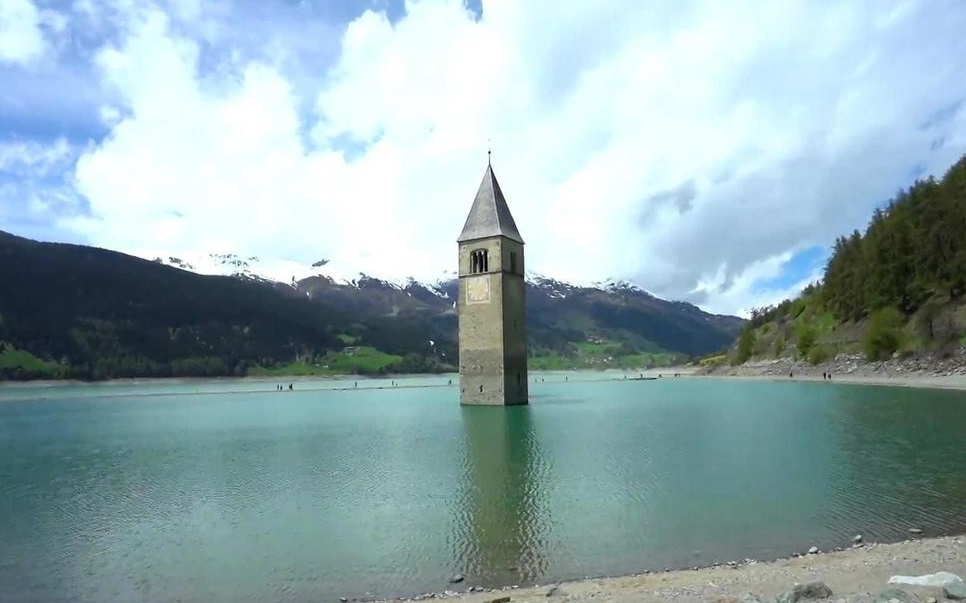 Ngoi lang chim duoi ho tai xuat sau 70 nam o Italy hinh anh