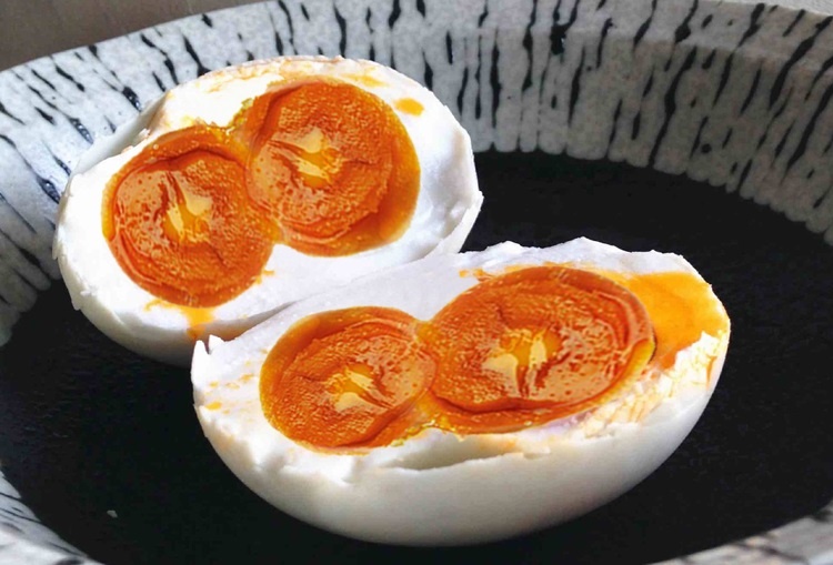 Dac san trung vit muoi hai long do o Trung Quoc hinh anh