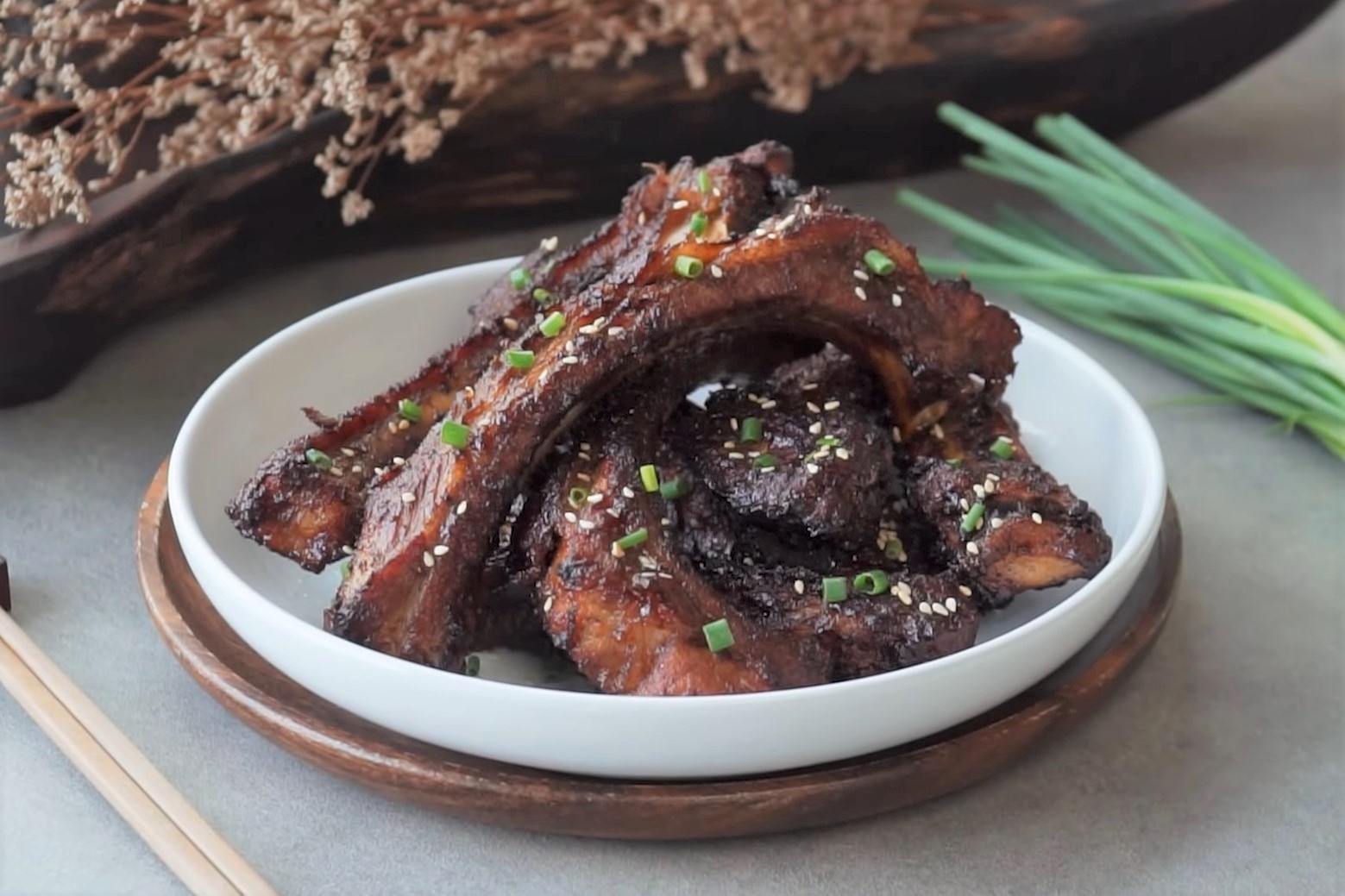 Che bien suon heo ngon bang noi chien khong dau hinh anh