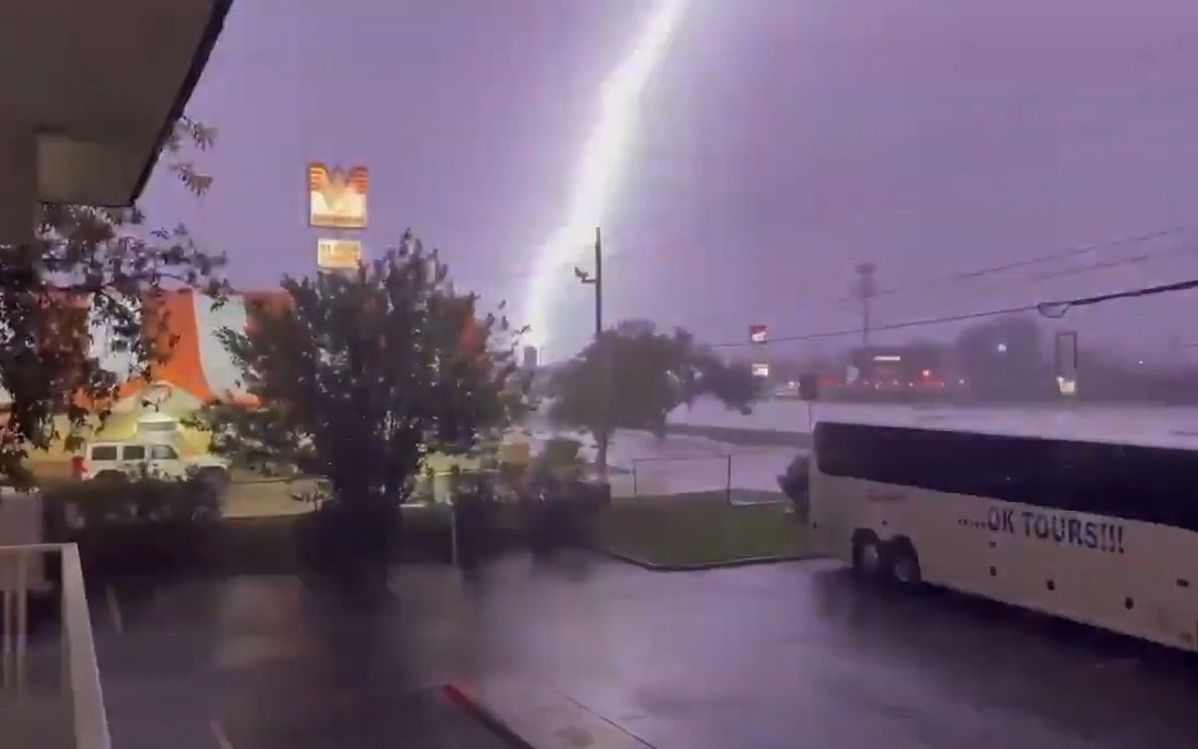 Tia set lon xuyen qua bau troi dem o Texas hinh anh