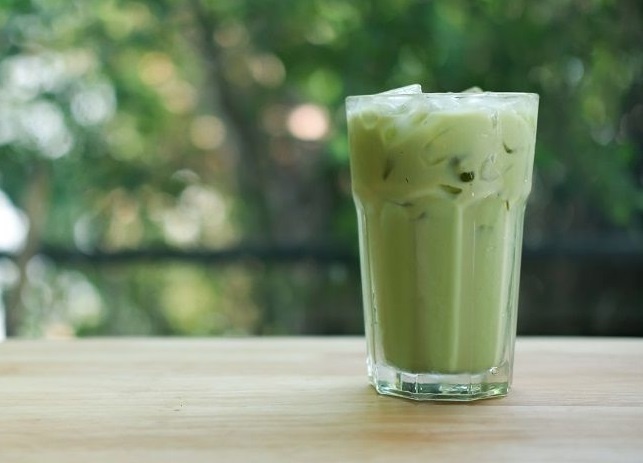 Cach pha matcha latte khi lam viec tai nha hinh anh
