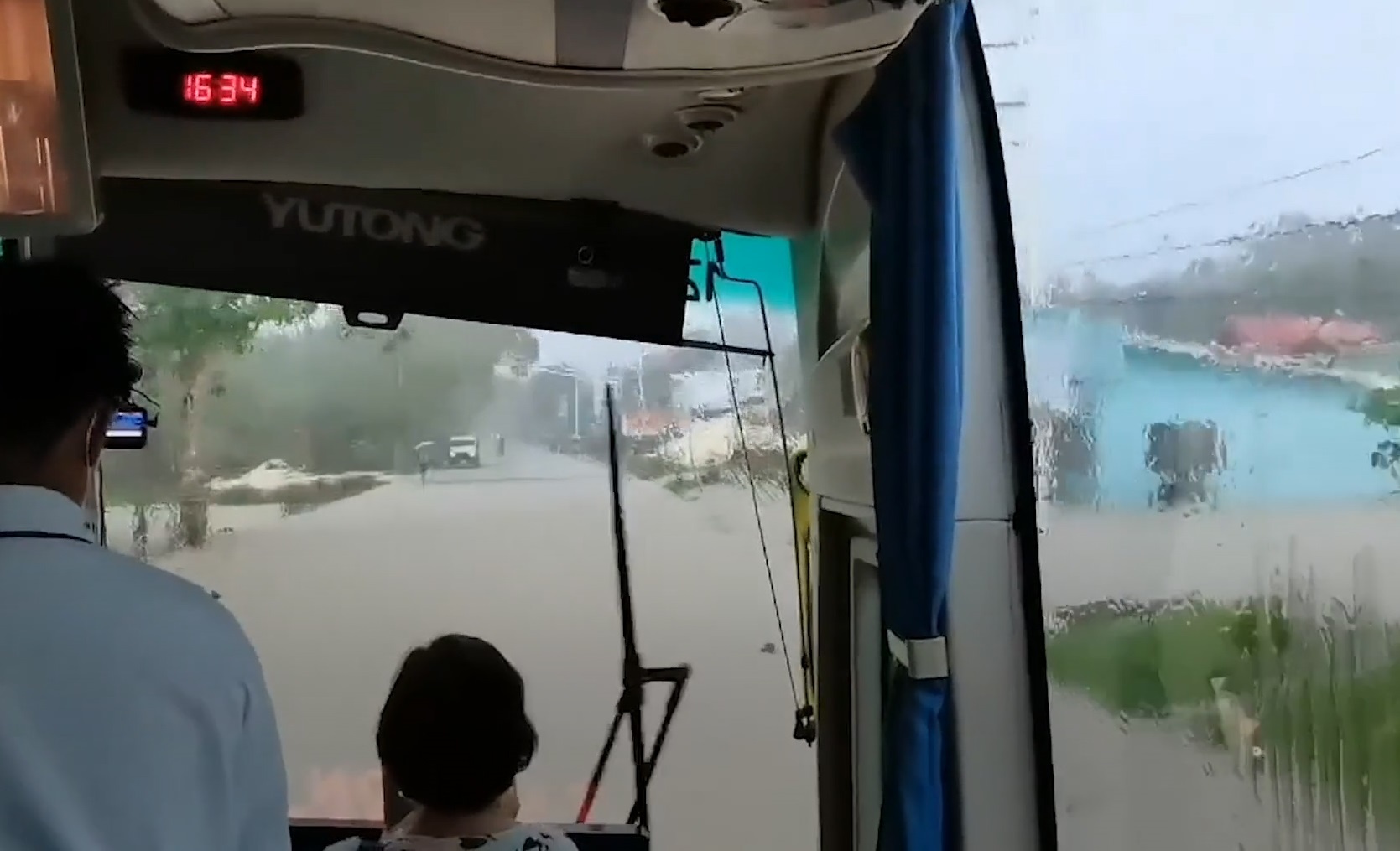 Xe buyt bang qua lu sau giua con bao nhiet doi o Philippines hinh anh