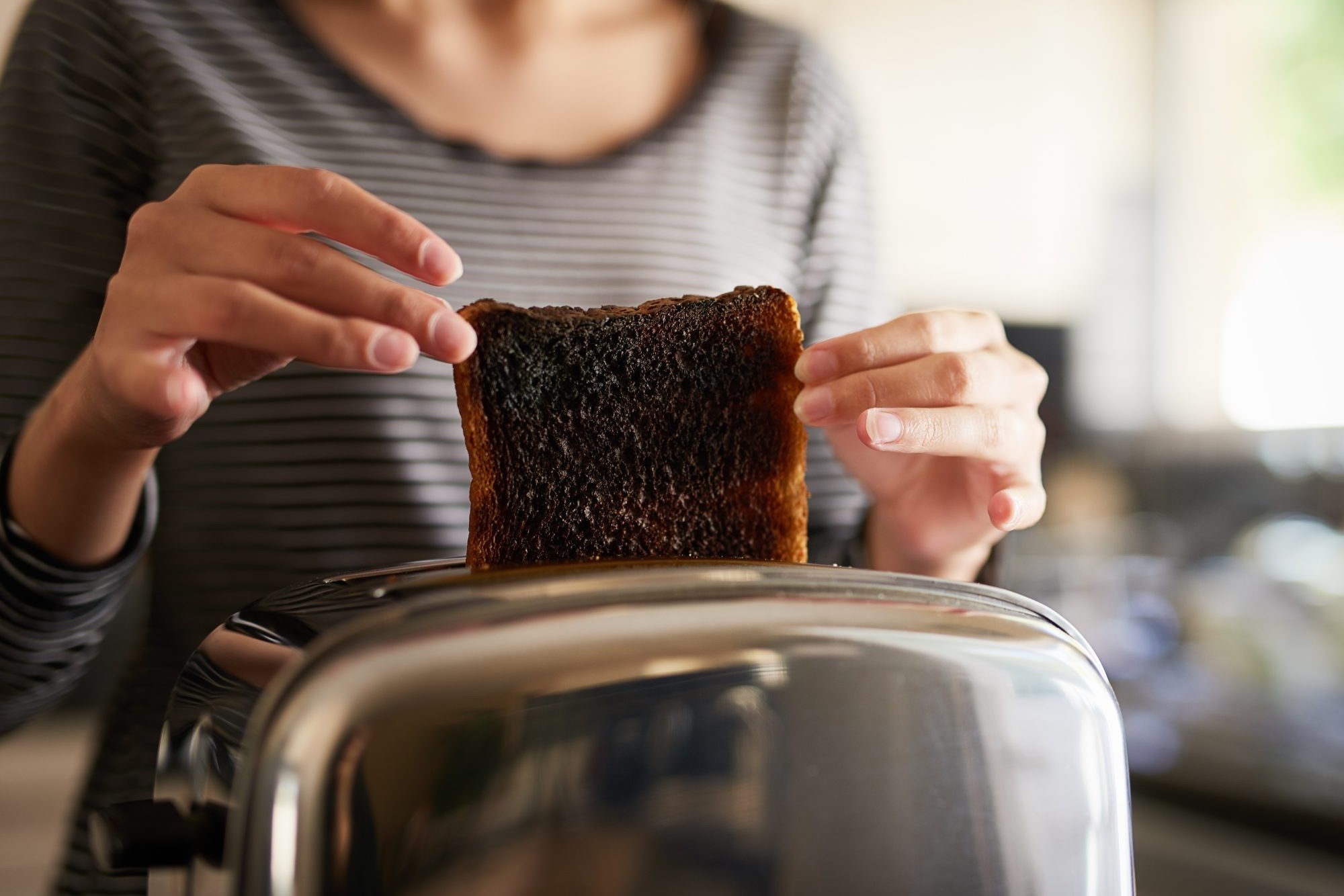 Vi sao khong nen nuong banh mi lau? hinh anh