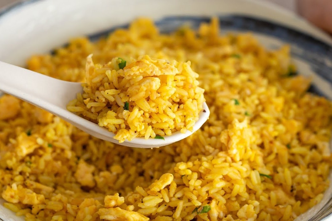 Cach lam com rang trung vang uom hinh anh