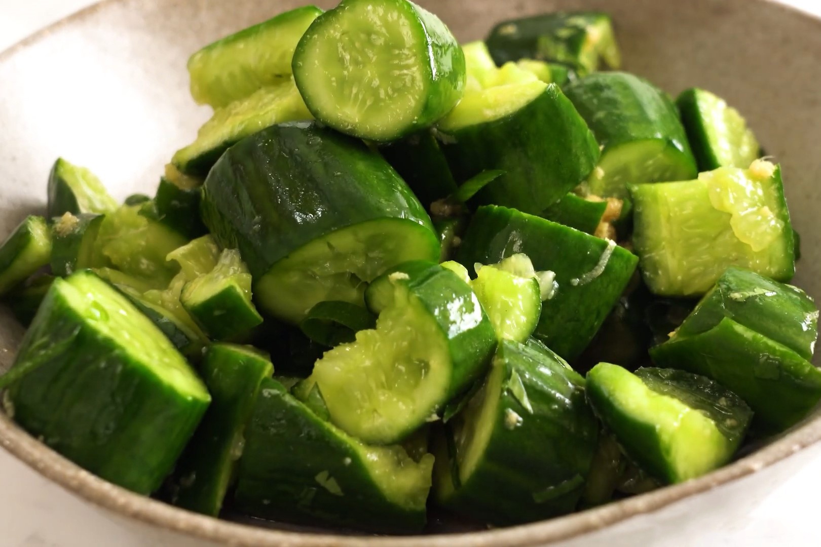 Lam nhanh salad dua chuot kieu moi giup chong ngan hinh anh