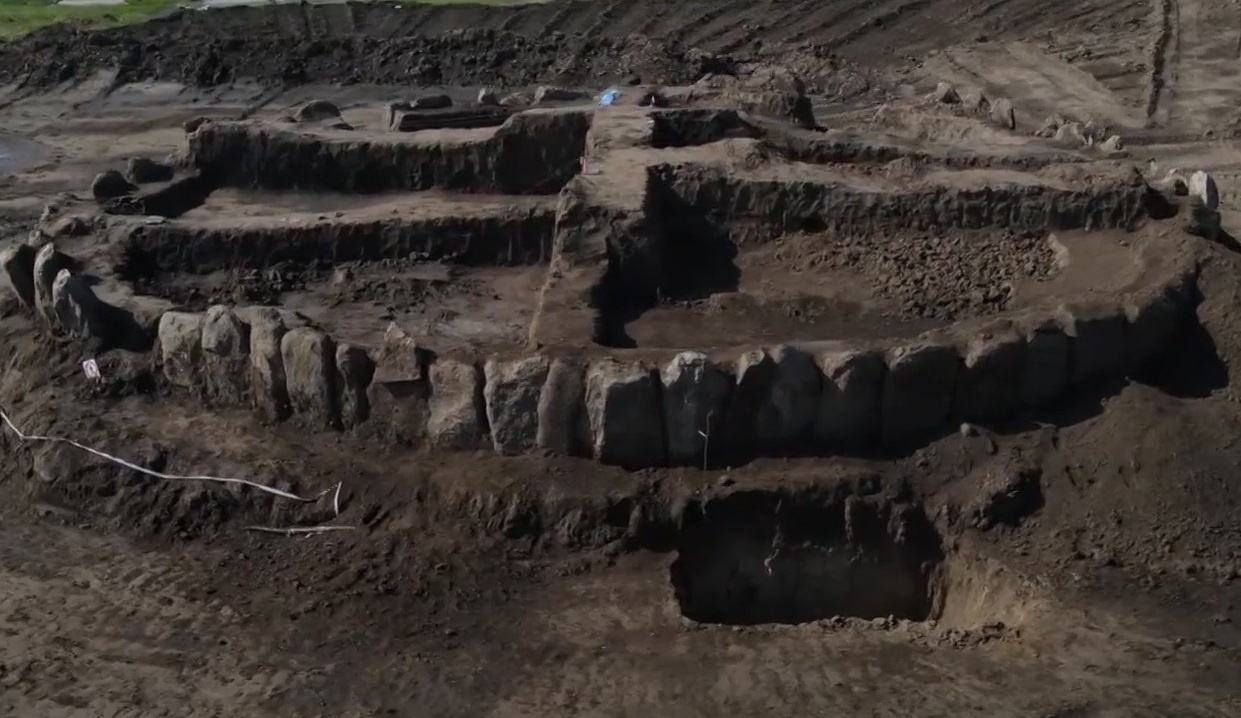 Phat hien bai da 'anh em' o Ukraine cua Stonehenge hinh anh