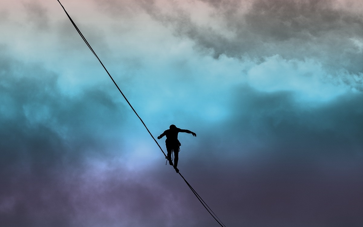 Chang trai lap ky luc di tren day giua 2 vach da o Scotland hinh anh