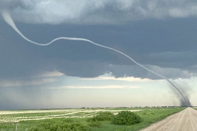 Voi rong sieu dai uon luon tren bau troi Canada hinh anh