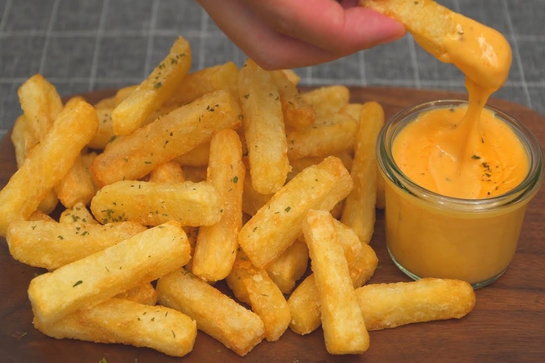 Cach lam khoai tay chien gion sot pho mai hinh anh