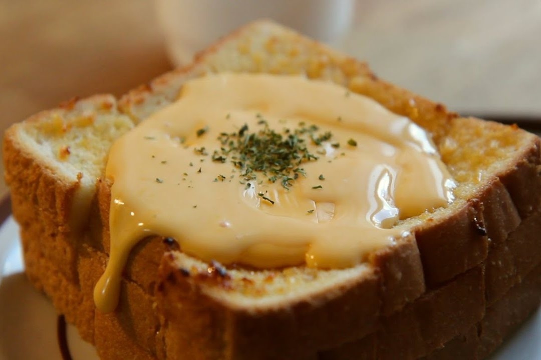 Cach lam banh mi nuong sot pho mai cho bua sang hinh anh