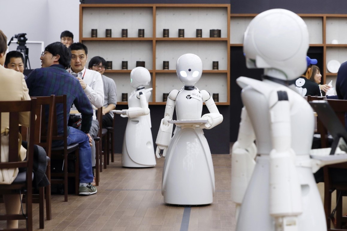 Nguoi khuyet tat dieu khien robot phuc vu ca phe o Nhat Ban hinh anh