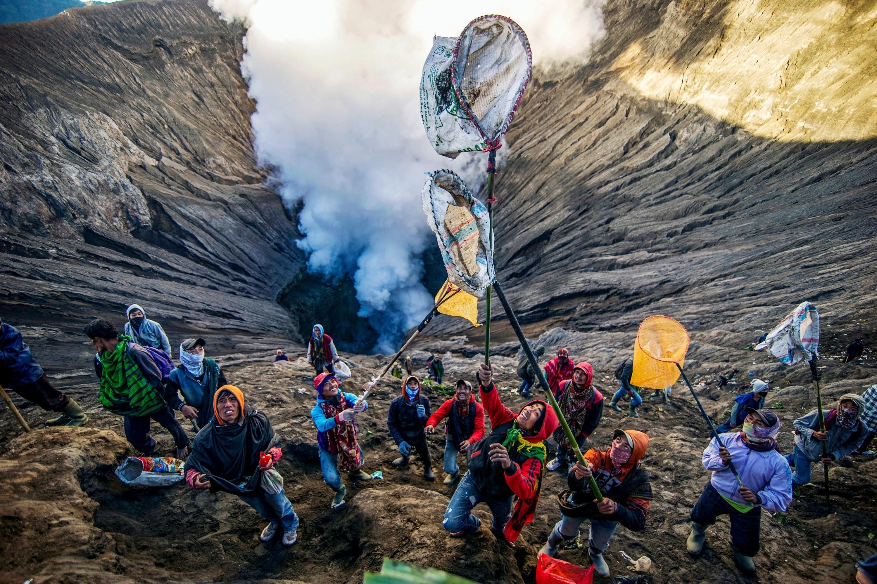 Hang nghin nguoi Indonesia leo len mieng nui lua lam le hien te hinh anh