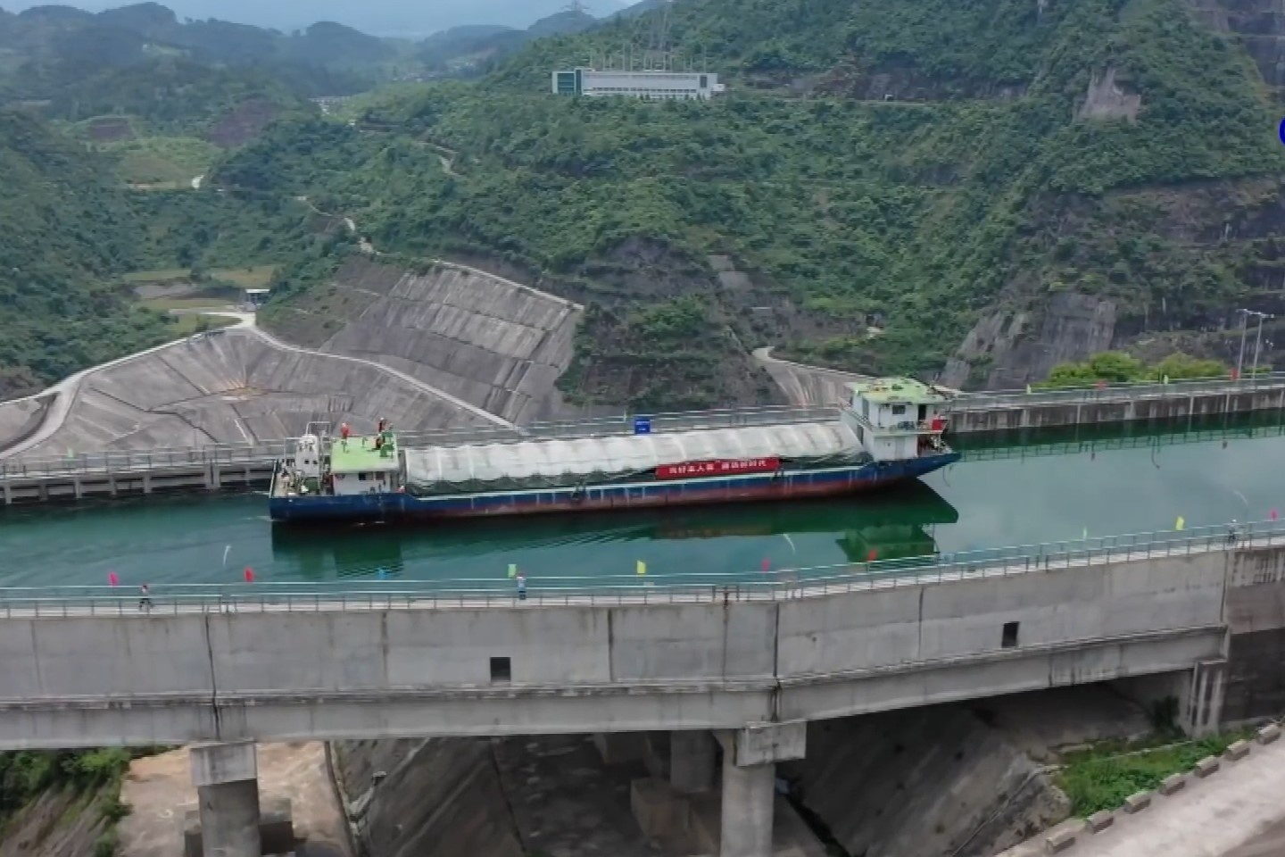 Thang may nang tau thuy 500 tan len cao 199 m o Trung Quoc hinh anh