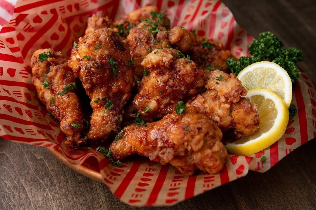 Canh ga chien gion sot bo mat ong hinh anh