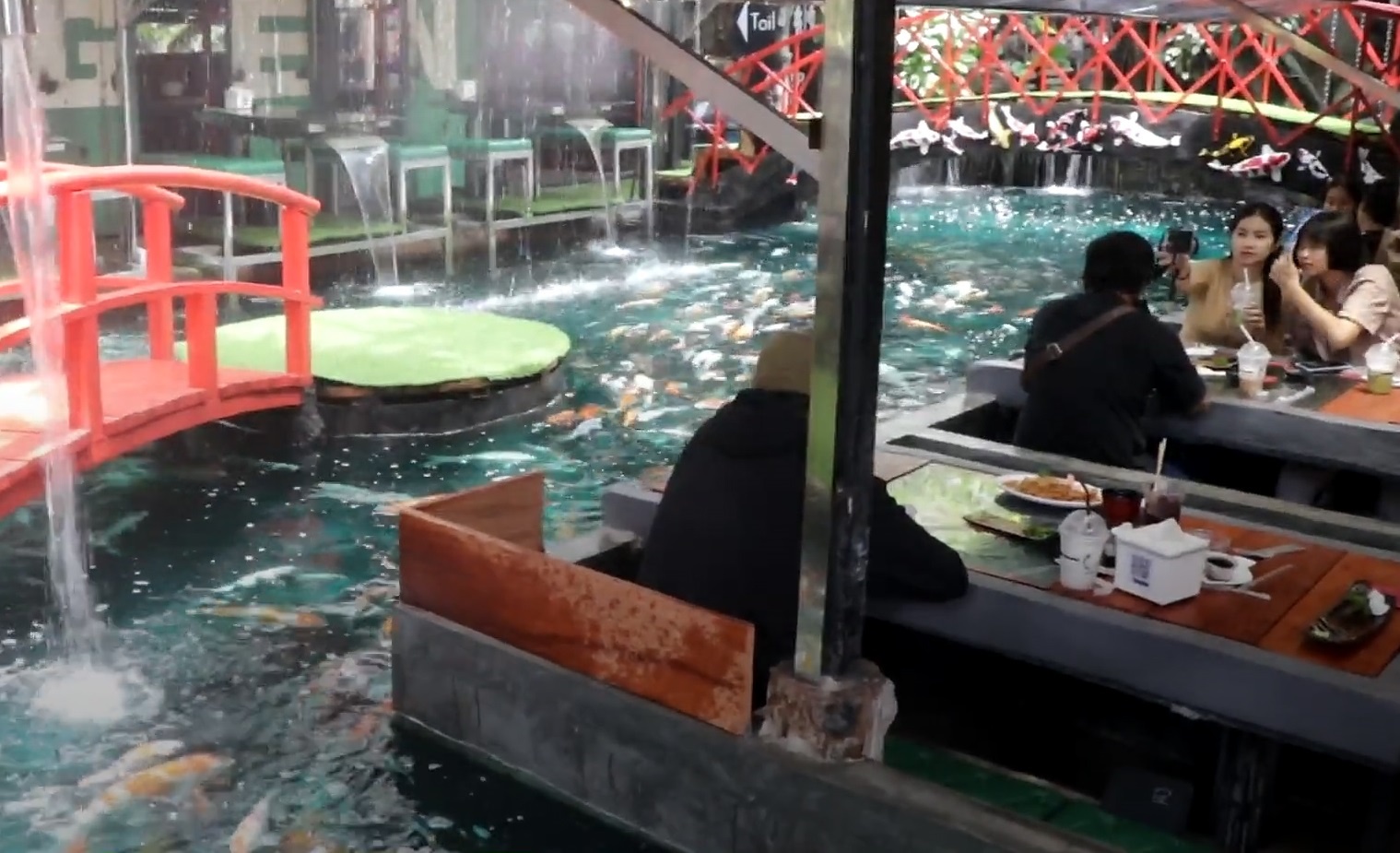 Nha hang xay dung ben trong ho ca Koi o Thai Lan hinh anh