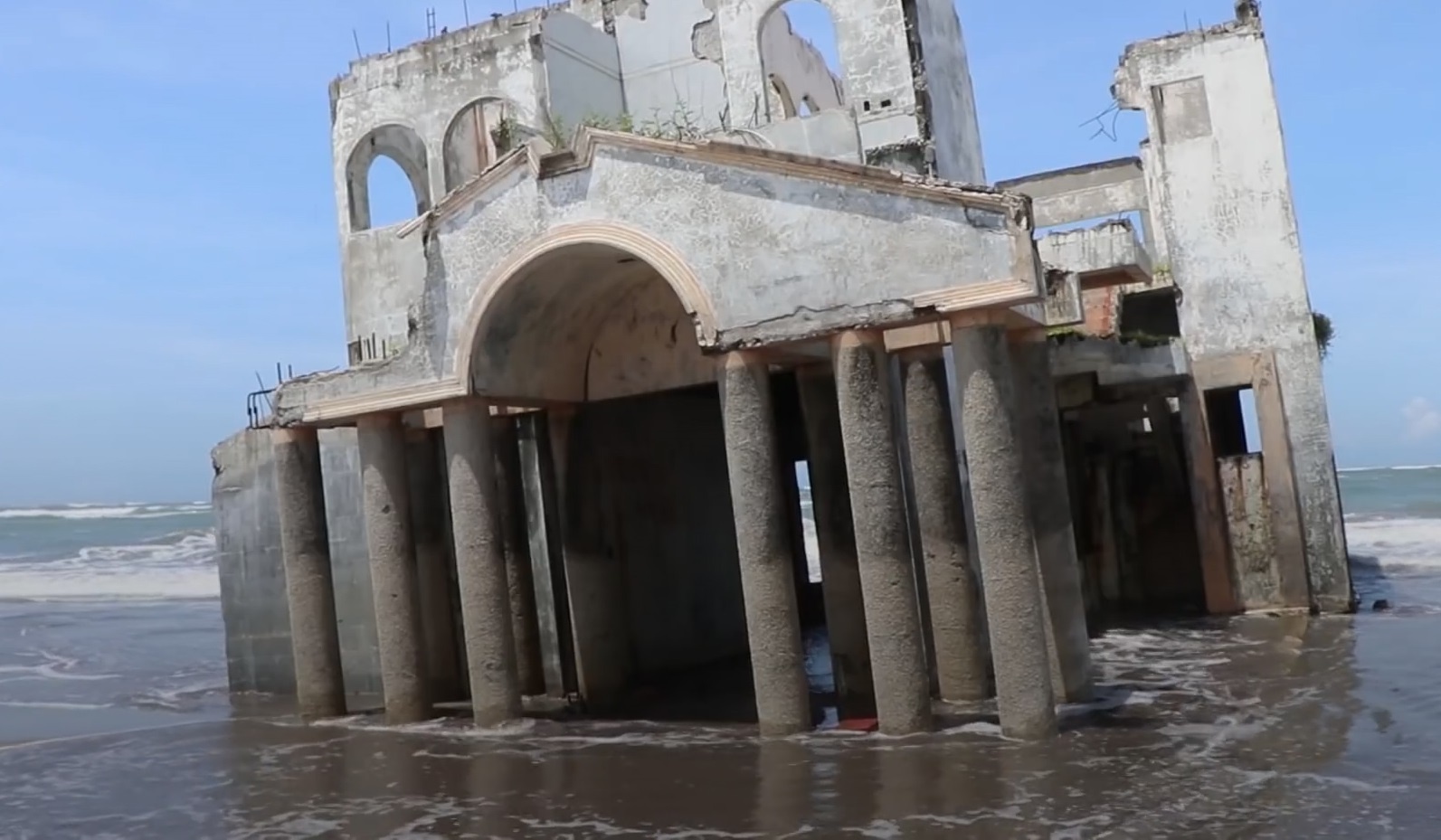 Biet thu bi an troi dat vao bai bien o El Salvador hinh anh