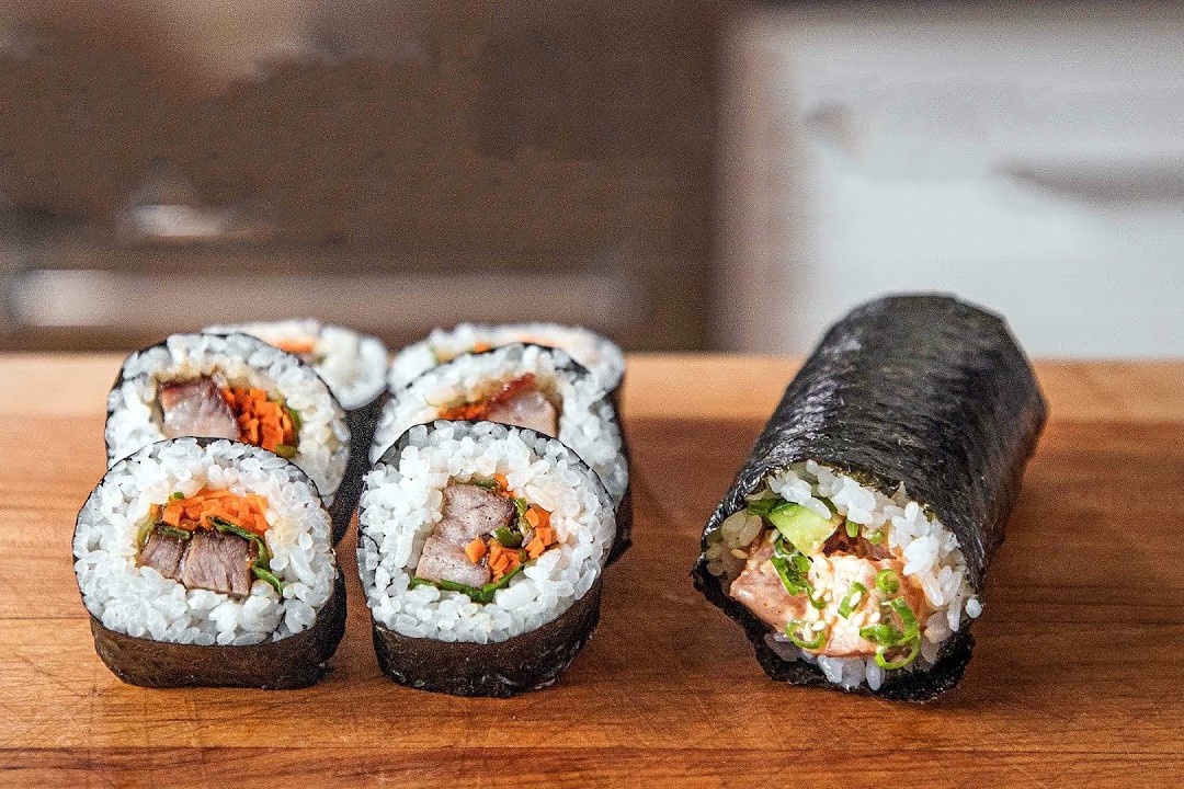 Cach lam sushi ca hoi cay don gian hinh anh