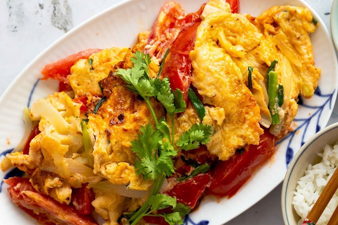 Trung chien ca chua ngon com hinh anh