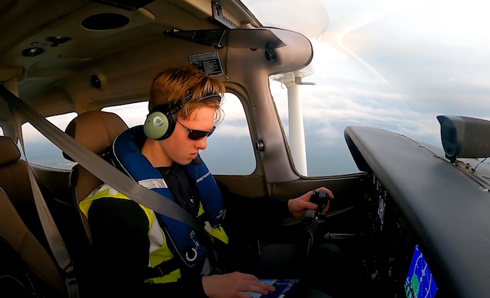 Phi cong 18 tuoi lap ky luc bay vong quanh the gioi hinh anh